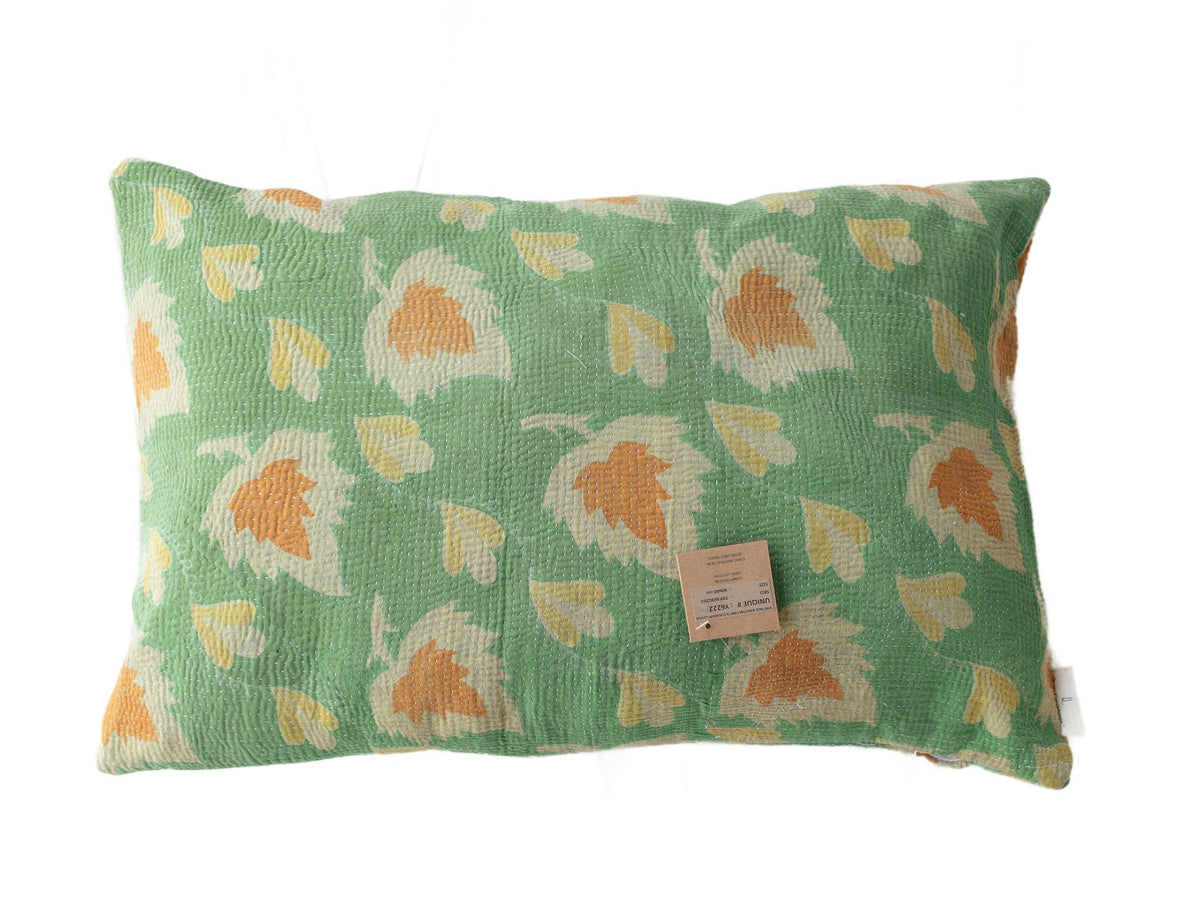 Sari-Kissenbezug 60x40 im Vintage-Boho-Stil mit weißem Grund, farbenfrohen roten Blumenmustern und ethnischen Ornamenten – Sari-Kissen/Upcycling-Sari-Kissen mit einzigartigem Design