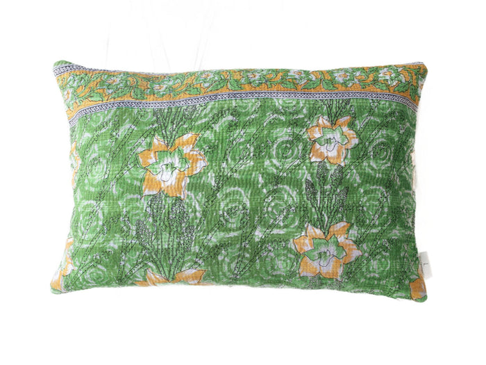 Sari-Kissenbezug 60x40 cm mit weißem Grund und farbenfrohen ethnischen Blumenmustern in Rot, Grün, Blau und Lila – Indisches Vintage-Boho-Sari-Kissen für orientalische und bohemische Wohnkultur