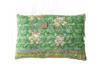 Sari-Kissenbezug 60x40 mit Vintage-orientalischem Boho-Muster in Dunkelblau/Schwarz, roten und beigen Details sowie indischen Sari-Kissenmustern, einzigartige ethnische Kissen