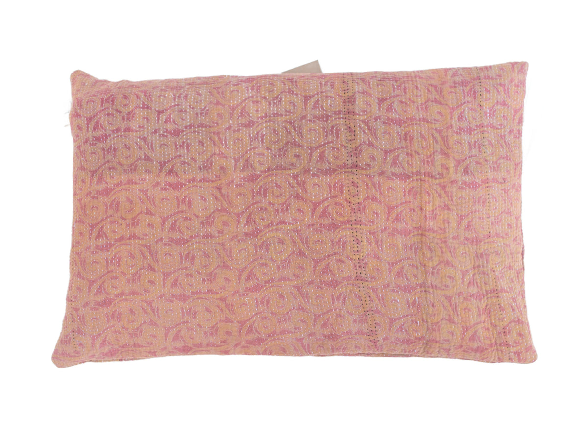Sari-Kissenbezug 60x40 in blau-türkis kariertem/horizontal gestreiftem Muster mit beigem und cremefarbenem grauem Hintergrund auf Sofa.