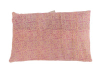 Sari-Kissenbezug 60x40 in blau-türkis kariertem/horizontal gestreiftem Muster mit beigem und cremefarbenem grauem Hintergrund auf Sofa.