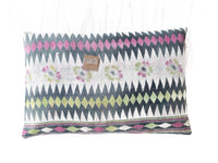 Sari-Kissenbezug 60 x 40 cm in Schwarz mit farbenfrohen, indisch-bohemischen Mustern, Paisley und Blumen in Rot-, Beige- und Goldtönen – einzigartiges Sari-Kissen im orientalischen Vintage-Look