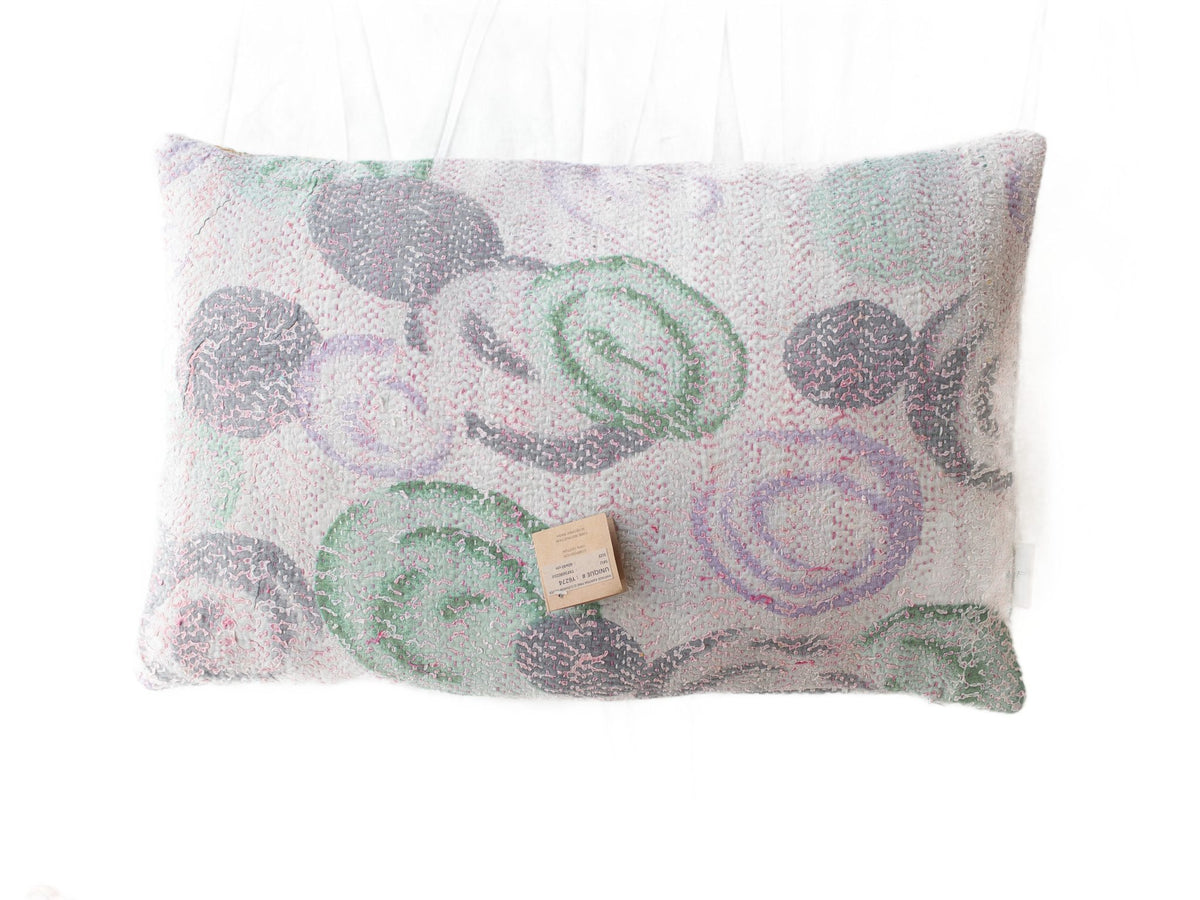 Sari-Kissenbezug 60x40 cm im Vintage-Boho-Stil mit farbenfrohen Ethno-Mustern in Türkis, Weiß, Schwarz und Ocker sowie dekorativen Wellen- und Ornamentfeldern