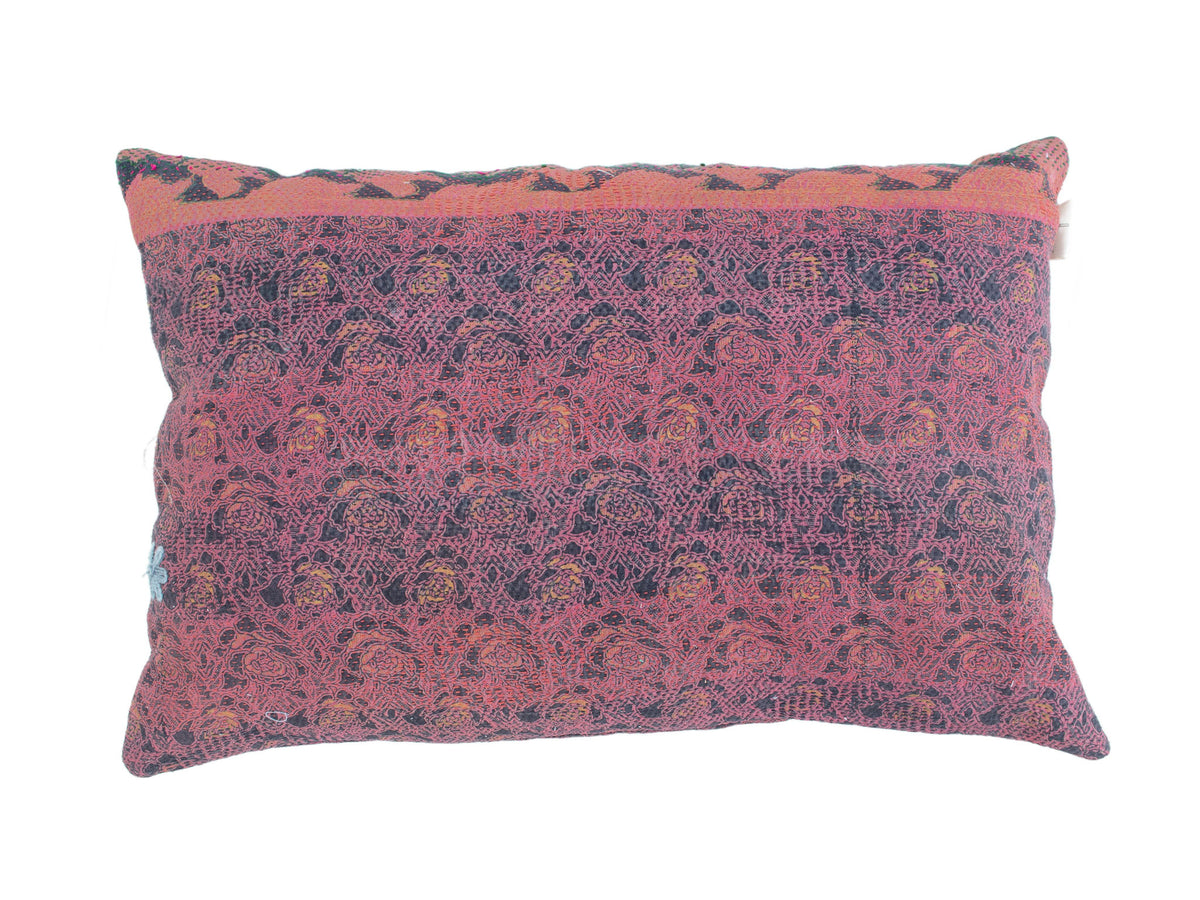 Sari-Kissenbezug 60x40 mit grünen und cremefarbenen Akzenten, orangefarbenen Blumen und geometrischem Muster im Vintage-Boho-Stil - indisches Upcycling-Sari-Kissen/ethnisches Kissen.