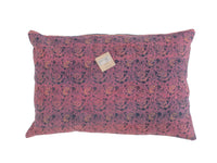 Sari-Kissenbezug 60x40 mit einzigartigem Boho-/Bohemian-Muster in Grün, Korallenorange und Staubbeige mit weißen Streifen und Blumen, indisches Upcycling-Sari-Kissen für Sofa und Bett