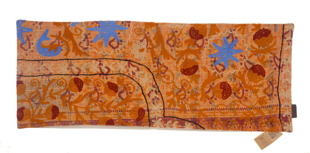 Orange og rustfarvet unika suzani pudebetrÃ¦k 50x50 cm som boho pude med farverige ornamenter blÃ¥ stjerner og mÃ¸rke konturlinjer