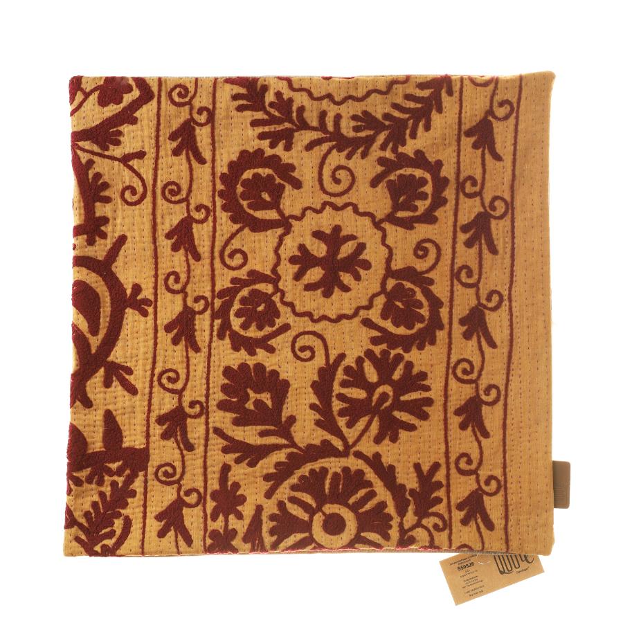 Einzigartiger Suzani-Kissenbezug (50 x 50 cm) in Senfgelb mit dunkelroten, orientalischen Blumenmustern und Schlaufenornamenten für ein Boho-Vintage-Sari-Kissen
