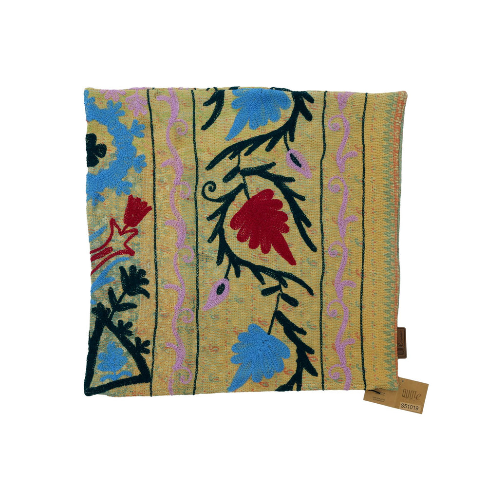 Boho-Kissenbezug im orientalischen Stil mit Suzani-inspirierten Blumen in Blau, Lila, Rot und Schwarz auf gelb-beigem Hintergrund mit vertikalen Mustern