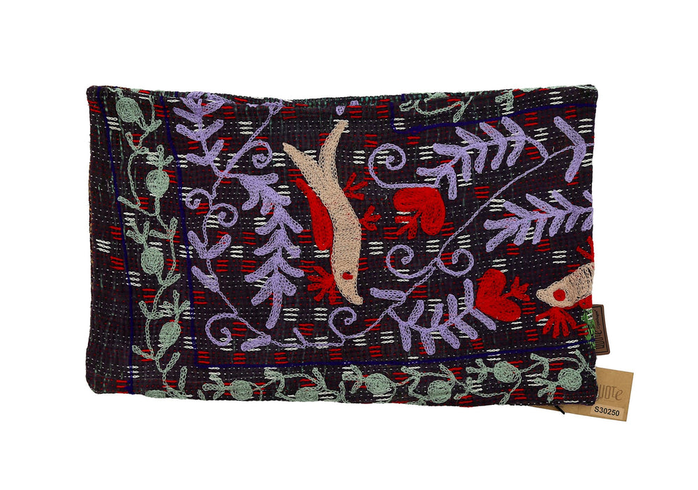 Suzani Kissenbezug 30x50 cm in Dunkelschwarz mit Vintage-Ethno-Stickerei in Purpurrot und Mintgrün mit Ranken und beigen Figuren