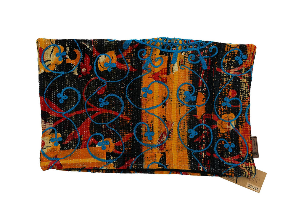 Unikt suzani pudebetrÃ¦k 30x50 cm i sort og karry med rÃ¸de felter og blÃ¥ broderede slynger orientalsk boho etnisk vintage sari pude