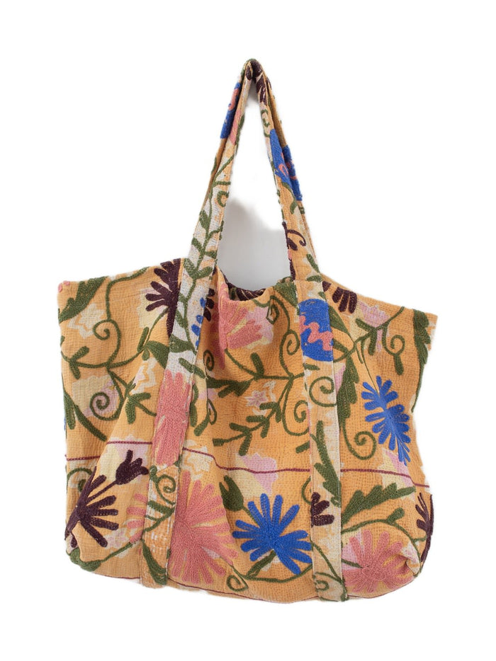 Suzani Vintage Beach dahinter