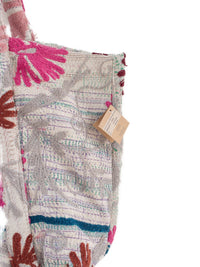 Suzani Vintage Beach dahinter