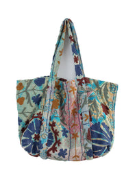 Suzani Vintage Beach dahinter