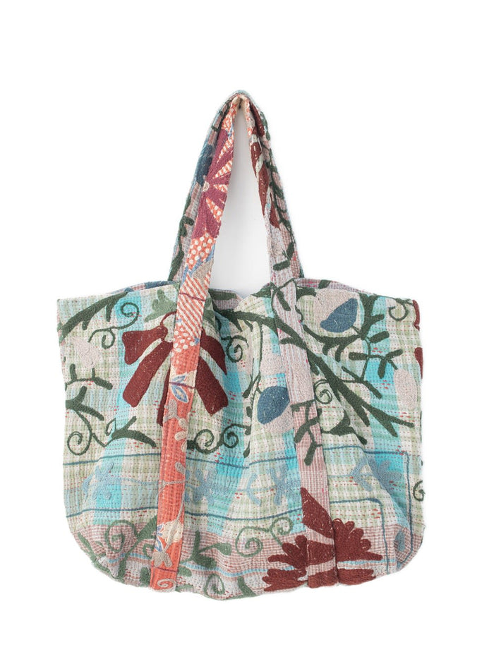 Suzani Vintage Beach dahinter