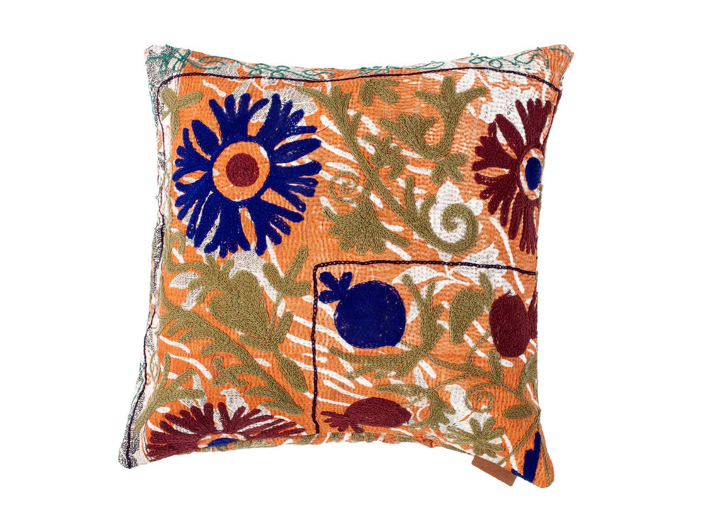 Einzigartiger Suzani-Kissenbezug 50x50 cm in warmem Orange mit gestickten Blumen in Blau, Olivgrün und Burgunderrot, orientalisch-boho-ethnisch.