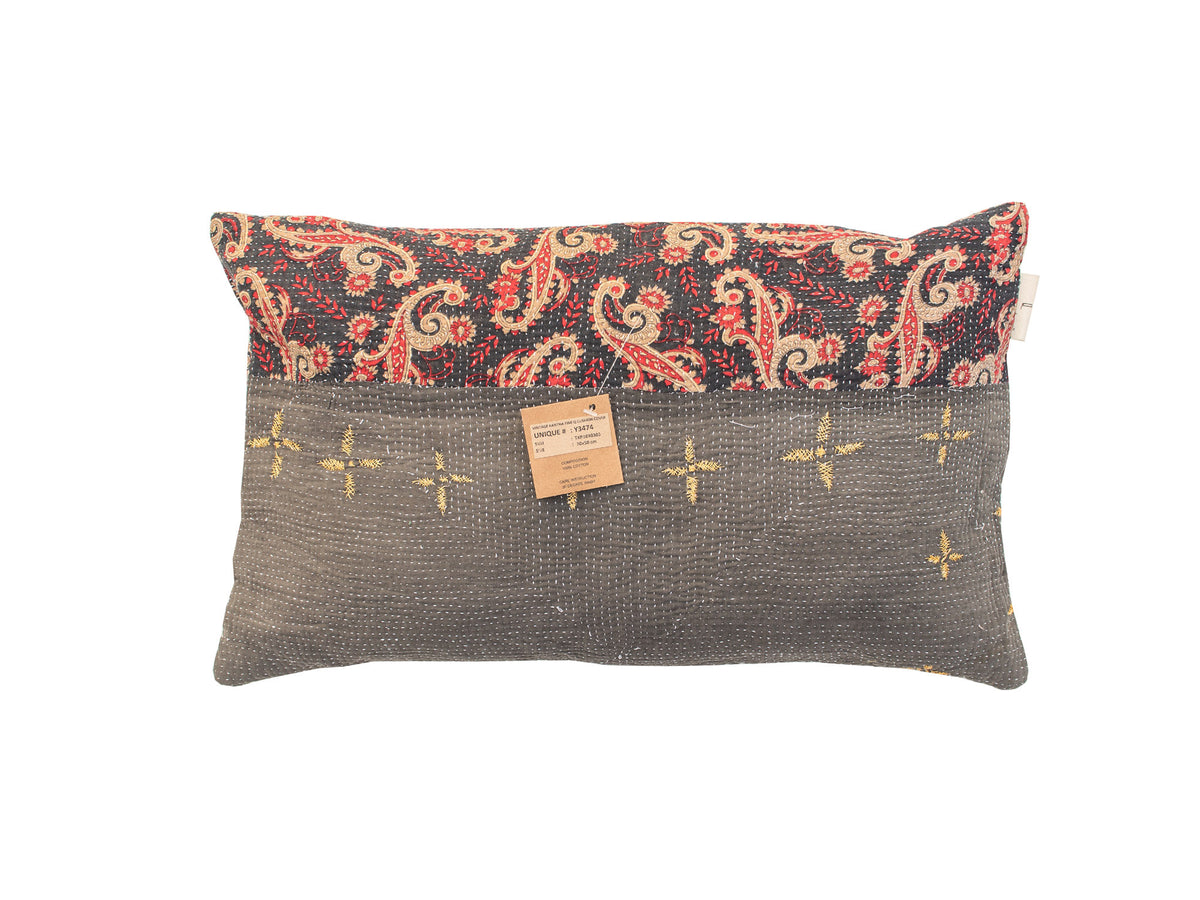 Einzigartiger Sari-Kissenbezug (30 x 50 cm) mit farbenfrohem indischem Boho-/Vintage-Muster in Schwarz, Rot und Beige sowie gelben gestickten Sternen auf dunkelgrauem Hintergrund.