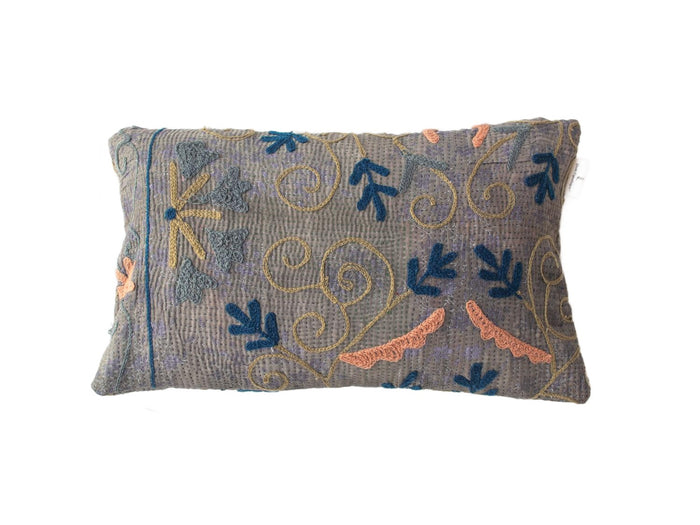 Einzigartiger Suzani-Kissenbezug (30 x 50 cm) aus grauem Steppstoff mit farbenfroher Stickerei in Blau, Gold und Koralle sowie einem ethnisch-orientalischen Boho-Vintage-Muster.