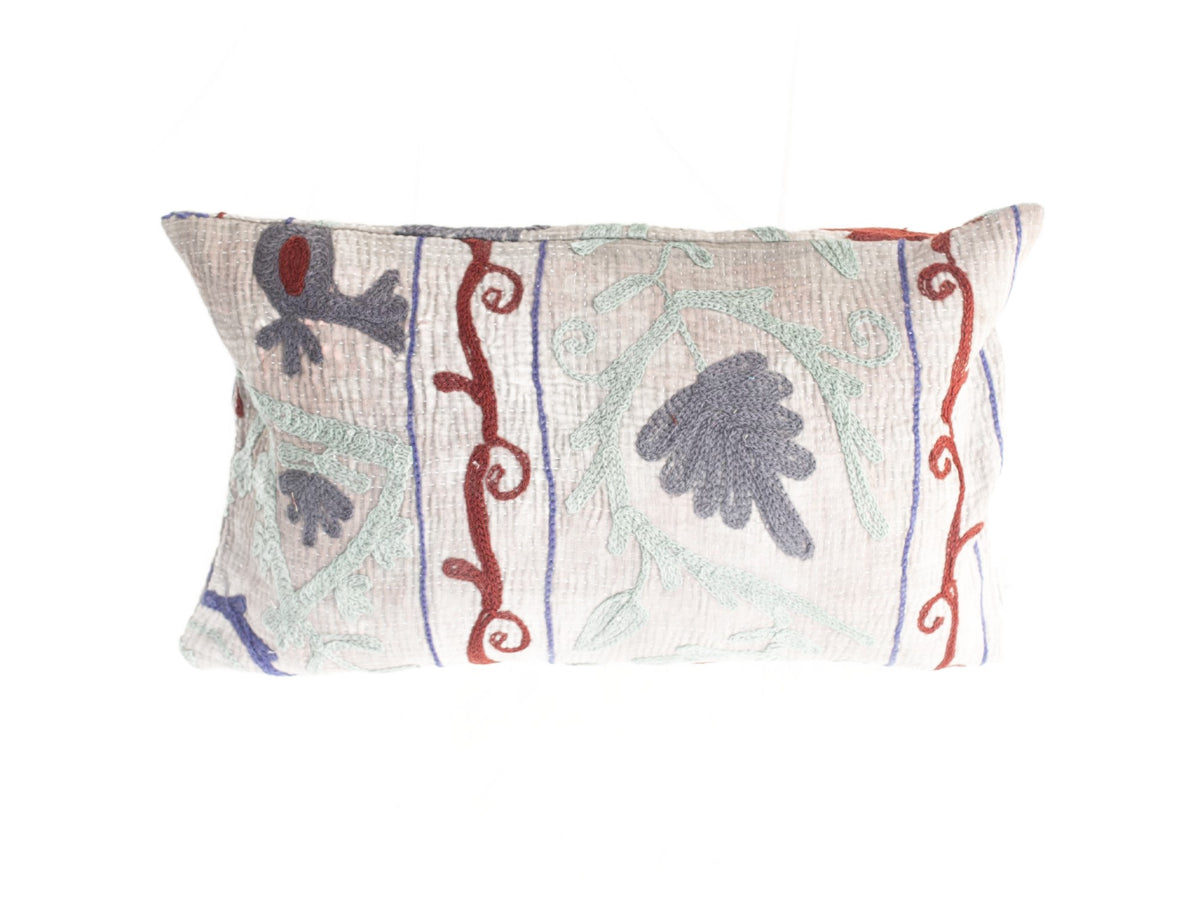 Einzigartiger Suzani-Kissenbezug 30x50 cm in Cremeweiß mit floralen Motiven in Mintblau, Rot und dunklen Konturen im Bohemian-Vintage-Ethno-Stil, orientalisch