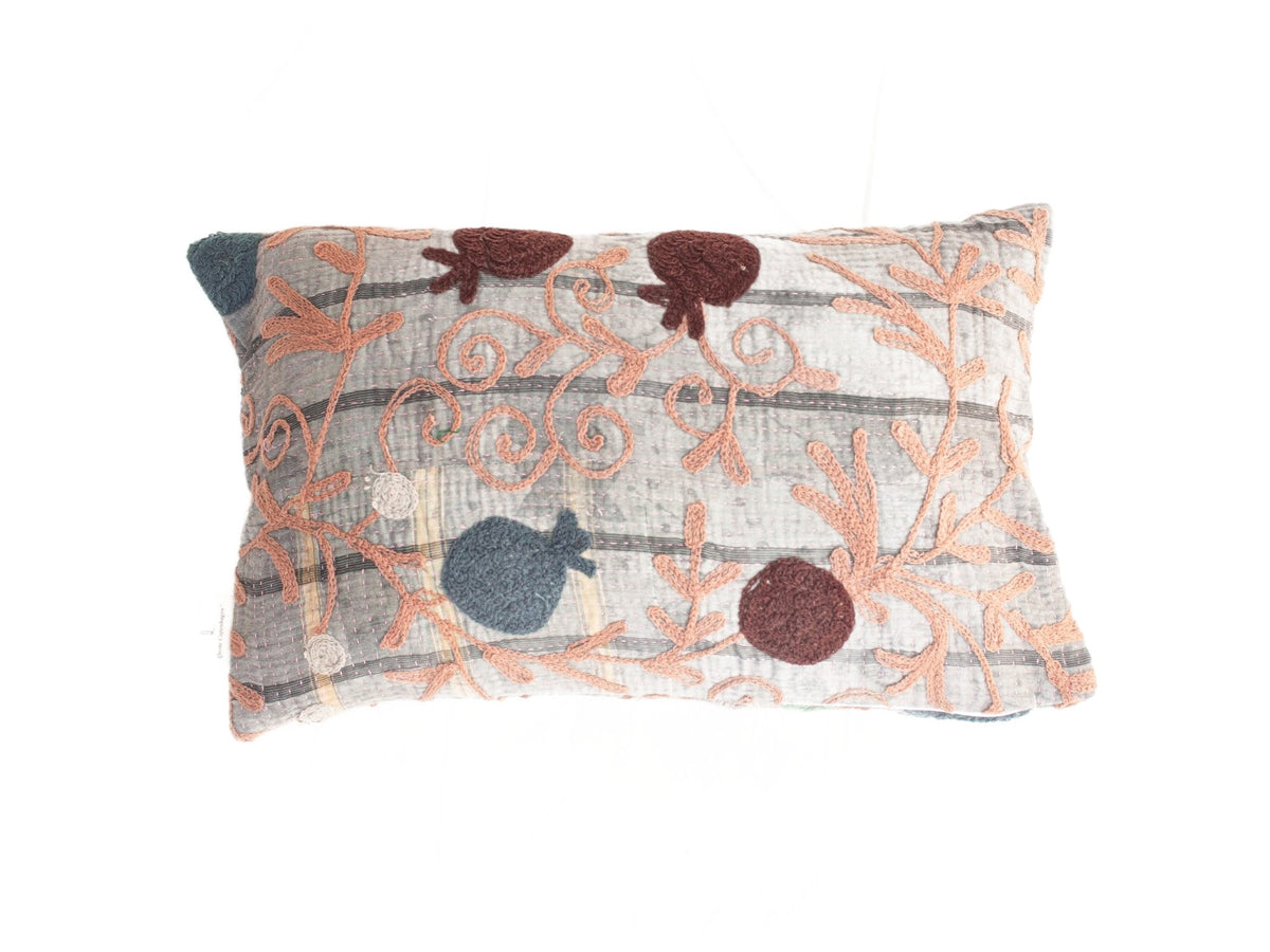 Unikt suzani pudebetrÃ¦k 30x50 cm i grÃ¥ og hvid bomuld med farverigt orientalsk boheme broderi i koral orange, stÃ¸vet blÃ¥ og maroon.