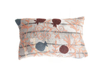 Unikt suzani pudebetrÃ¦k 30x50 cm i grÃ¥ og hvid bomuld med farverigt orientalsk boheme broderi i koral orange, stÃ¸vet blÃ¥ og maroon.