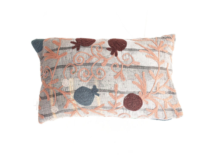 Unikt suzani pudebetrÃ¦k 30x50 cm i grÃ¥ og hvid bomuld med farverigt orientalsk boheme broderi i koral orange, stÃ¸vet blÃ¥ og maroon.