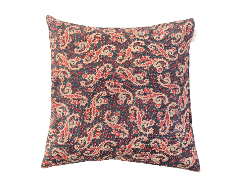 Sari-Kissenbezug 50x50 mit dunkelblauem Hintergrund, roten und beigen Paisley-Mustern und floralen Details – einzigartiges indisches Kissen im Boho-/Vintage-Stil