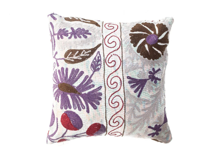 Einzigartiger Suzani-Kissenbezug (50 x 50 cm) in Hellweiß mit farbenfrohen lila-braunen Blumenmotiven und rotem Zierrand im orientalischen Boho-Vintage-Stil.