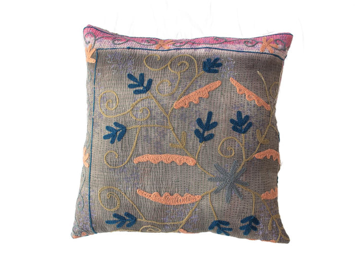 Sari pude 50x50 suzani pudebetrÃ¦k i grÃ¥blÃ¥ stof med farverigt broderi i blÃ¥ orange og gul med blomster slynger orientalsk boho vintage mÃ¸nster