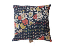 Einzigartiger 50x50 cm großer Sari-Kissenbezug in Dunkelblau mit farbenfrohen Blumen- und Figurenmustern – Sari-Kissen im Boho- und Vintage-Stil aus Indien.