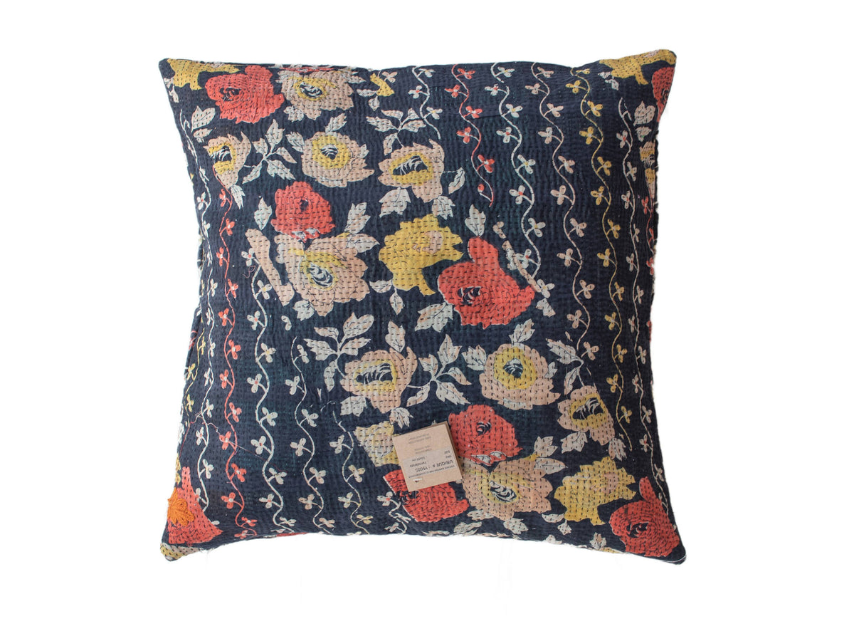 Sari-Kissenbezug 50x50 mit dunkelblauem Grundton und farbenfrohen Vintage-Blumen- und orientalischen Mustern in Orange, Gelb und Beige - einzigartiger indischer Kissenbezug für Boho-Kissen