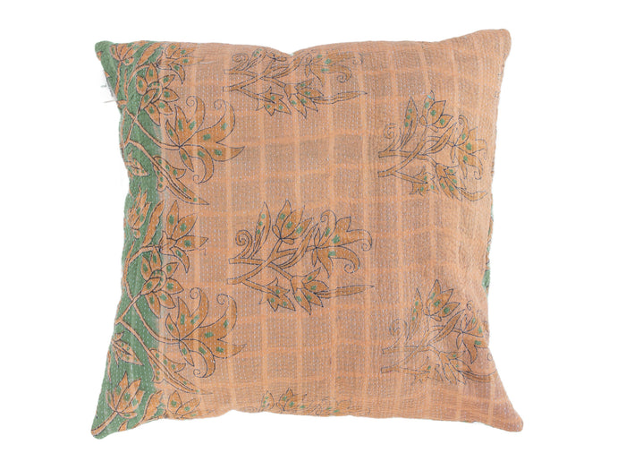 Sari-Kissenbezug 50x50 mit Vintage-Boho-Design in Sandbeige, Olivgrün und braun/orangefarbenen floralen Windungsmustern, indischer Textil-Look.