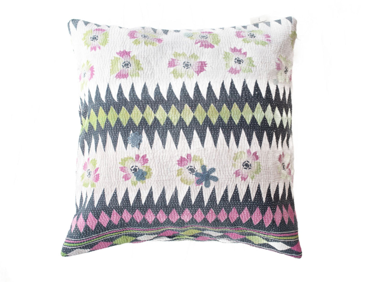 Sari-Kissenbezug 50x50 mit farbenfrohem Boho-Muster in Weiß, Marineblau, Grün, Rosa und Limette sowie floralen und Zickzack-Details – einzigartiger indischer Vintage-Sari-Kissenbezug