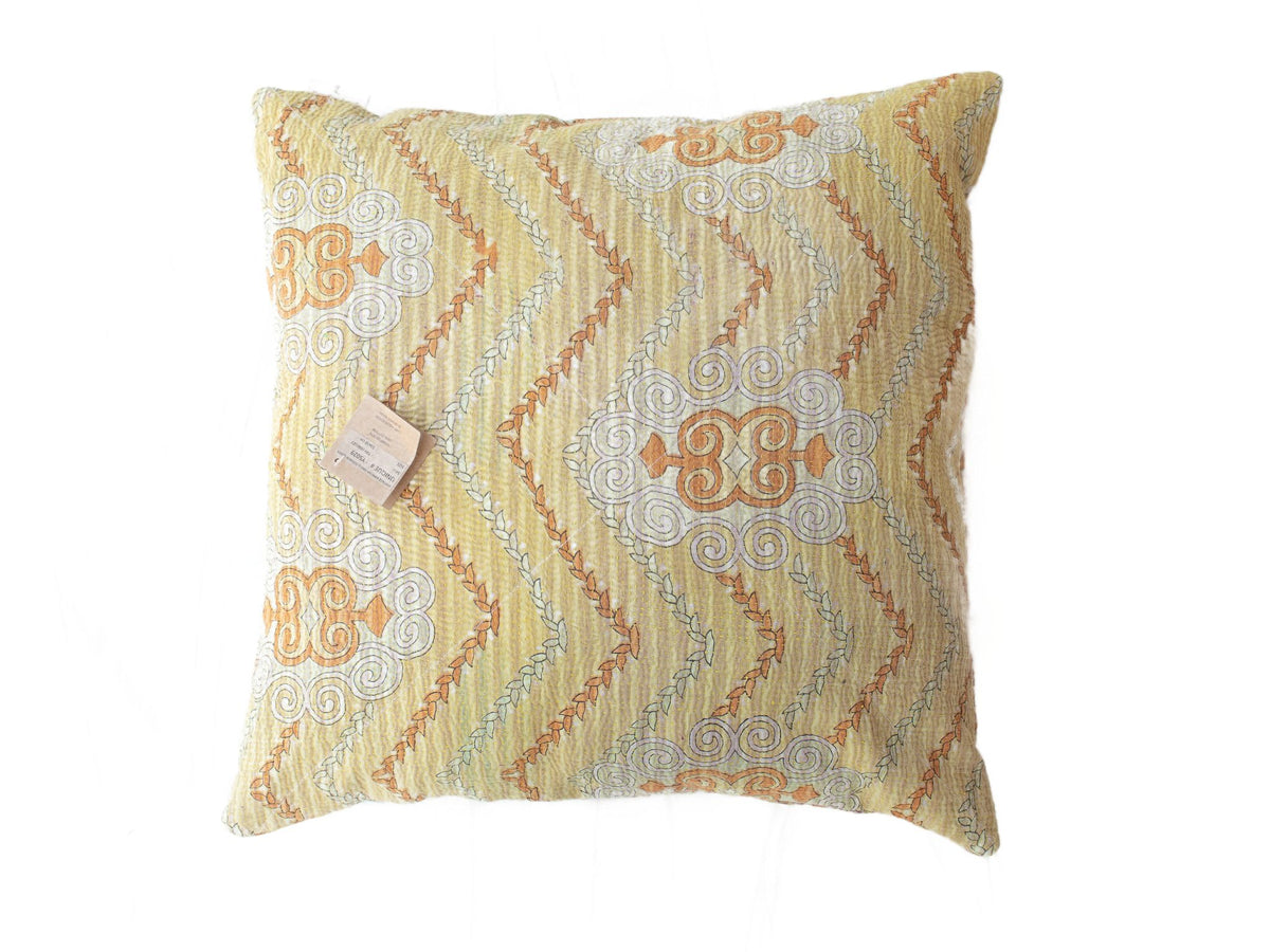 Sari-Kissenbezug 50x50 mit Vintage-Boho-Muster in Senfgelb, Olivgrün, Weiß und Rostorange - Indisches/ethnisches Sari-Kissen mit farbenfrohen Tragemotiven