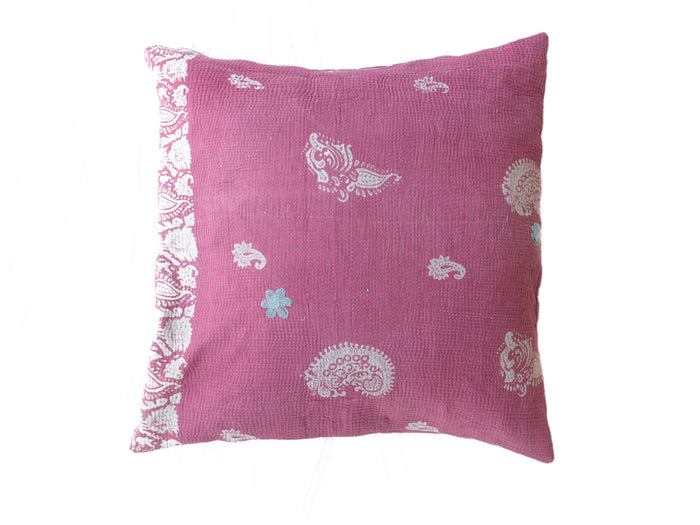 Einzigartiger Sari-Kissenbezug (50 x 50 cm) in einem zarten Burgunderrosa mit weißen orientalischen Mustern und Paisley-Verzierungen – ein Kissen im Boho- und Vintage-Stil aus Indien, das den Look eines farbenfrohen Sari-Kissens perfekt widerspiegelt.