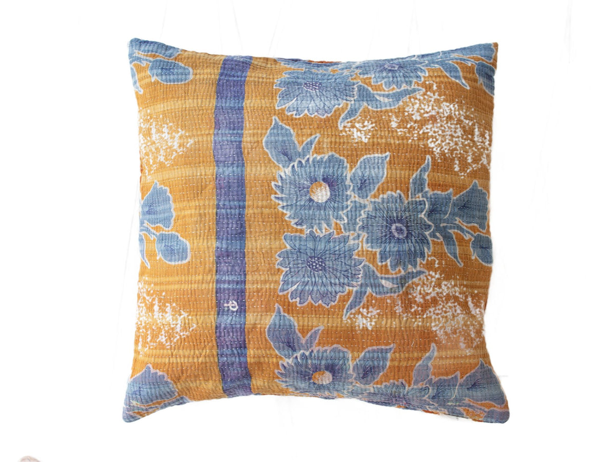 Sari-Kissenbezug 50x50 mit blauen Blumen und braunen Streifen - dekoratives Muster in Blautönen