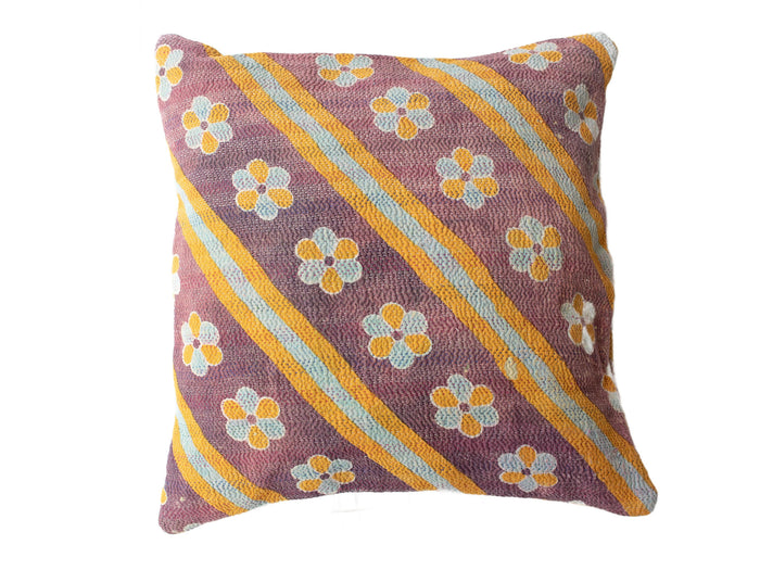 50x50 Sari-Kissenbezug mit lila Grundton, bunten Blumen und Streifenmustern in Senfgelb, Hellblau und Weiß, einzigartiges indisches/Vintage-Boho-Design auf einem Sari-Kissenbezug
