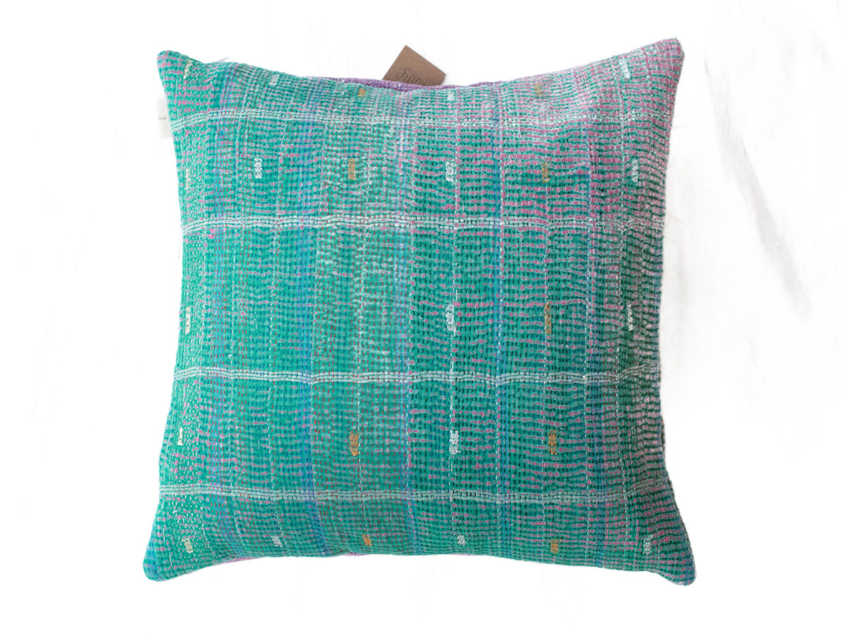 Sari-Kissenbezug 50x50 in Türkis und Grün mit farbenfrohen Bohème-Mustern und rosa Details - einzigartiges indisches, upgecyceltes Sari-Kissen für das Sofa.