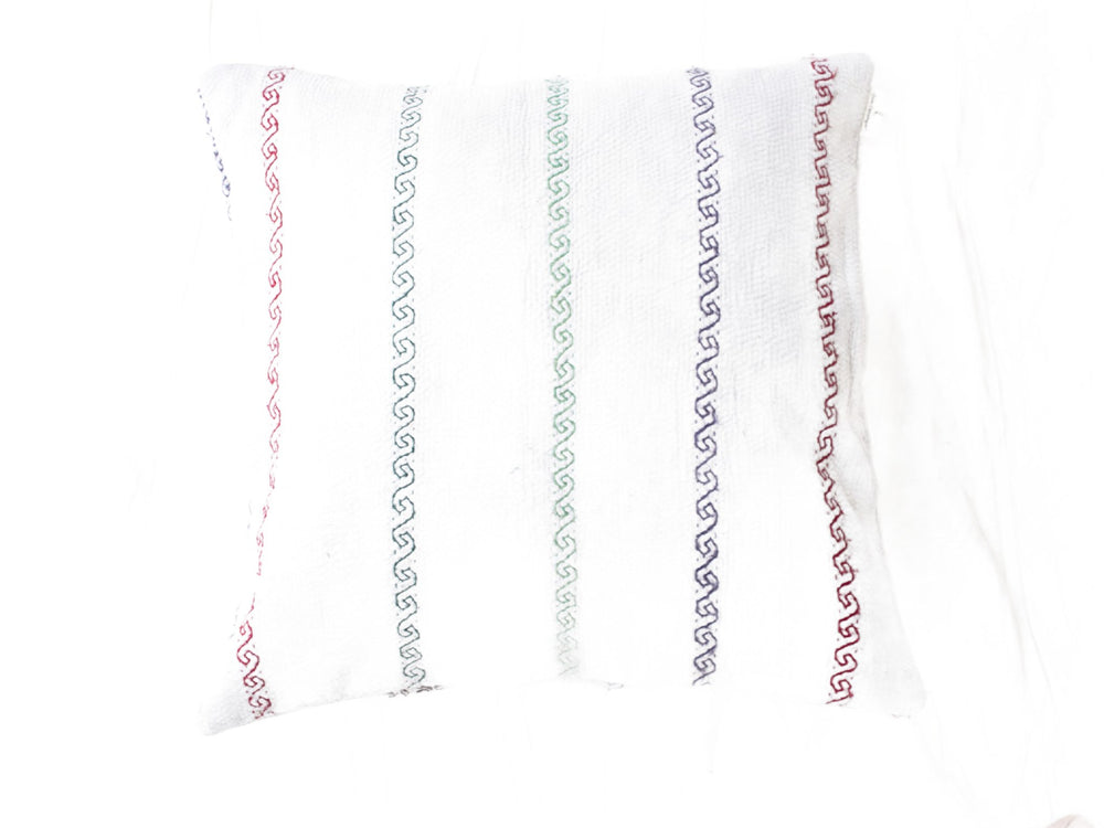 Sari-Kissenbezug 50x50 in Weiß mit farbenfrohen Zickzack-/Schleifenmustern in Rot, Blau und Grün - Indisches Boho- und Vintage-Sari-Kissen, einzigartige dekorative ethnische Kissen
