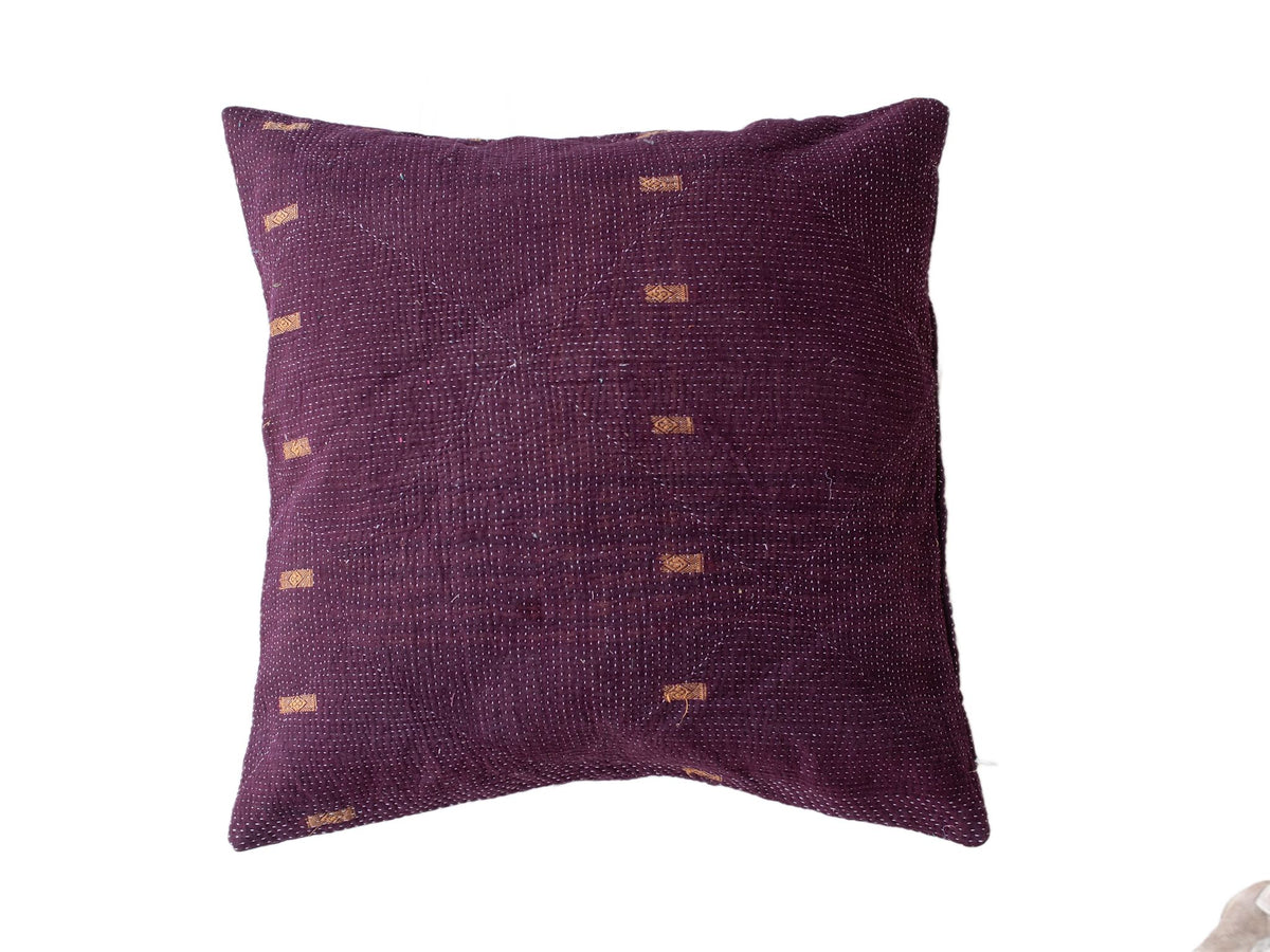 Bordeauxfarbener Sari-Kissenbezug 50x50 mit feinen goldfarbenen Mustern und ethnischen Boho-Details (einzigartiges Sari-Kissen)