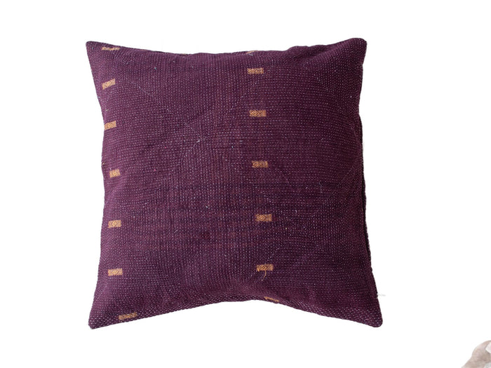 Bordeauxfarbener Sari-Kissenbezug 50x50 mit feinen goldfarbenen Mustern und ethnischen Boho-Details (einzigartiges Sari-Kissen)