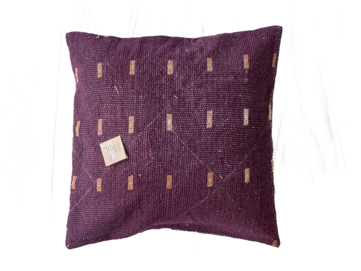 Sari-Kissenbezug 50x50 in Dunkelviolett mit goldenen ethnischen Streifenmustern, einzigartiges indisches Boho-Kissen / orientalisches Sari-Kissen
