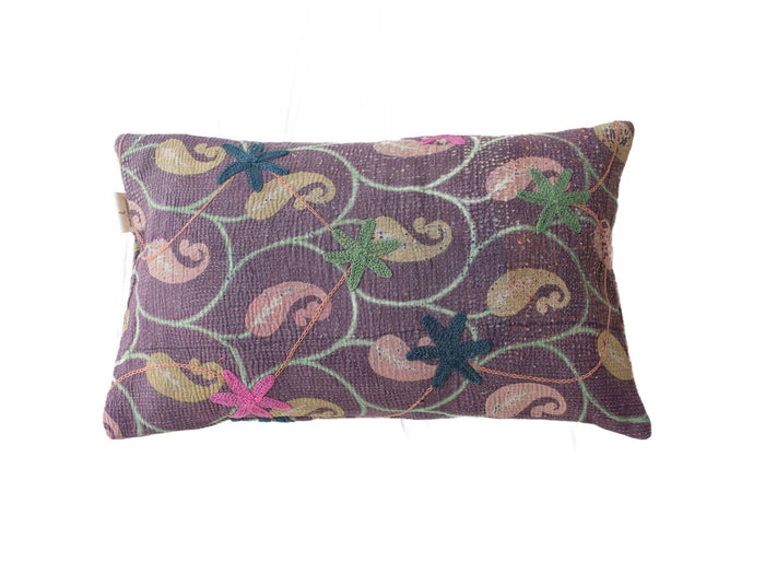Einzigartiger Suzani-Kissenbezug (30 x 50 cm) mit lila Grundton und farbenfrohen, gestickten Blumen und Ranken im Vintage-Boho-Stil.
