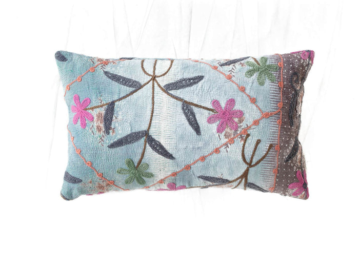 Unikt Suzani pudebetrÃ¦k 30x50 cm i lyseblÃ¥ og hvid med farverige broderede blomster grÃ¸nne motiver og orange kantsting i etnisk boho stil