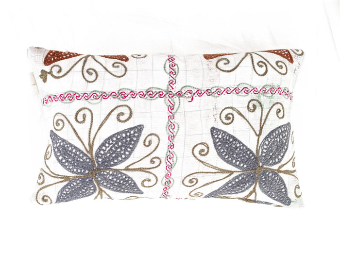 Einzigartiger Suzani-Kissenbezug (30 x 50 cm) mit weißem Grund, dunkelblauen und grauen Blättern, braunen Wirbeln und rosa Bordüre – Boho-Vintage-Stil, orientalisch, ethnisch, Sari-Kissen