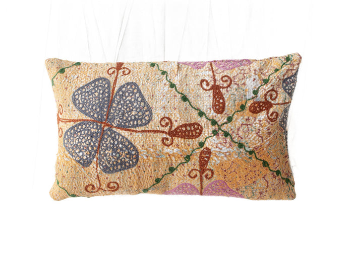 Einzigartiger Suzani-Kissenbezug (30 x 50 cm) aus beigefarbenem Webstoff mit farbenfrohem Vintage-Muster in Marineblau, grünen Blättern, violetten Details und braunen Ziernähten für ein Boho-Kissen