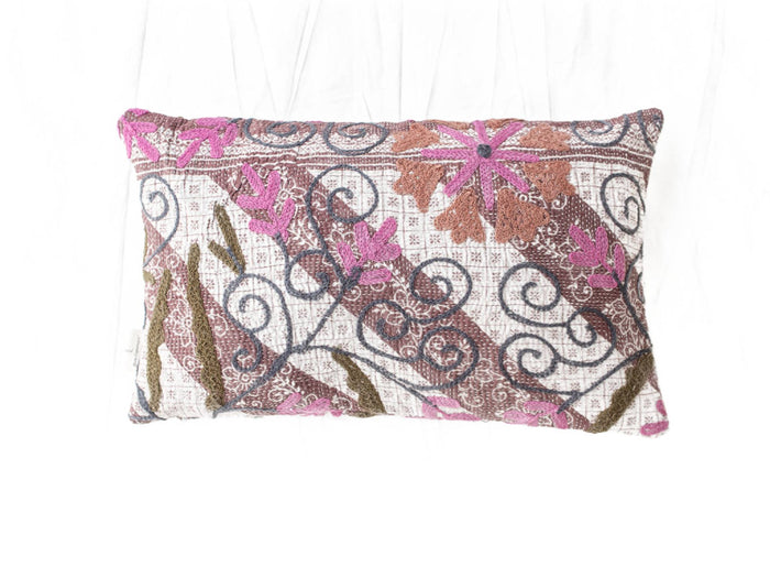 Unikt suzani pudebetrÃ¦k 30x50 cm i brun, hvid og stÃ¸vet pink med orientalske slyngemÃ¸nstre, broderede konturer og mÃ¸rkeblÃ¥ detaljer.