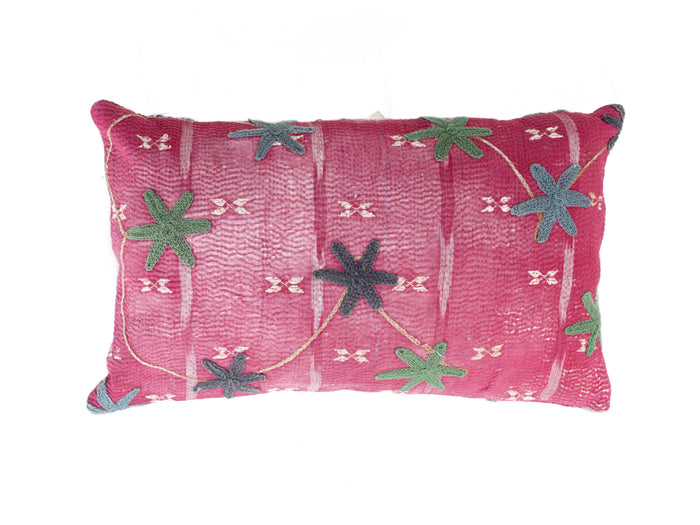 Unikt suzani pudebetrÃ¦k 30x50 cm i pink med tekstureret vÃ¦v og broderede stjerneblomster i grÃ¸n og mÃ¸rkegrÃ¥ samt creme kant i vintage boho stil.