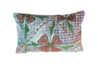 Suzani Kissenbezug 30x50 cm im Vintage-Boho-Ethno-Stil mit hellblauen Streifen und grünen Formen sowie braunen und violetten Dreiecken mit orangefarbenen Fransen