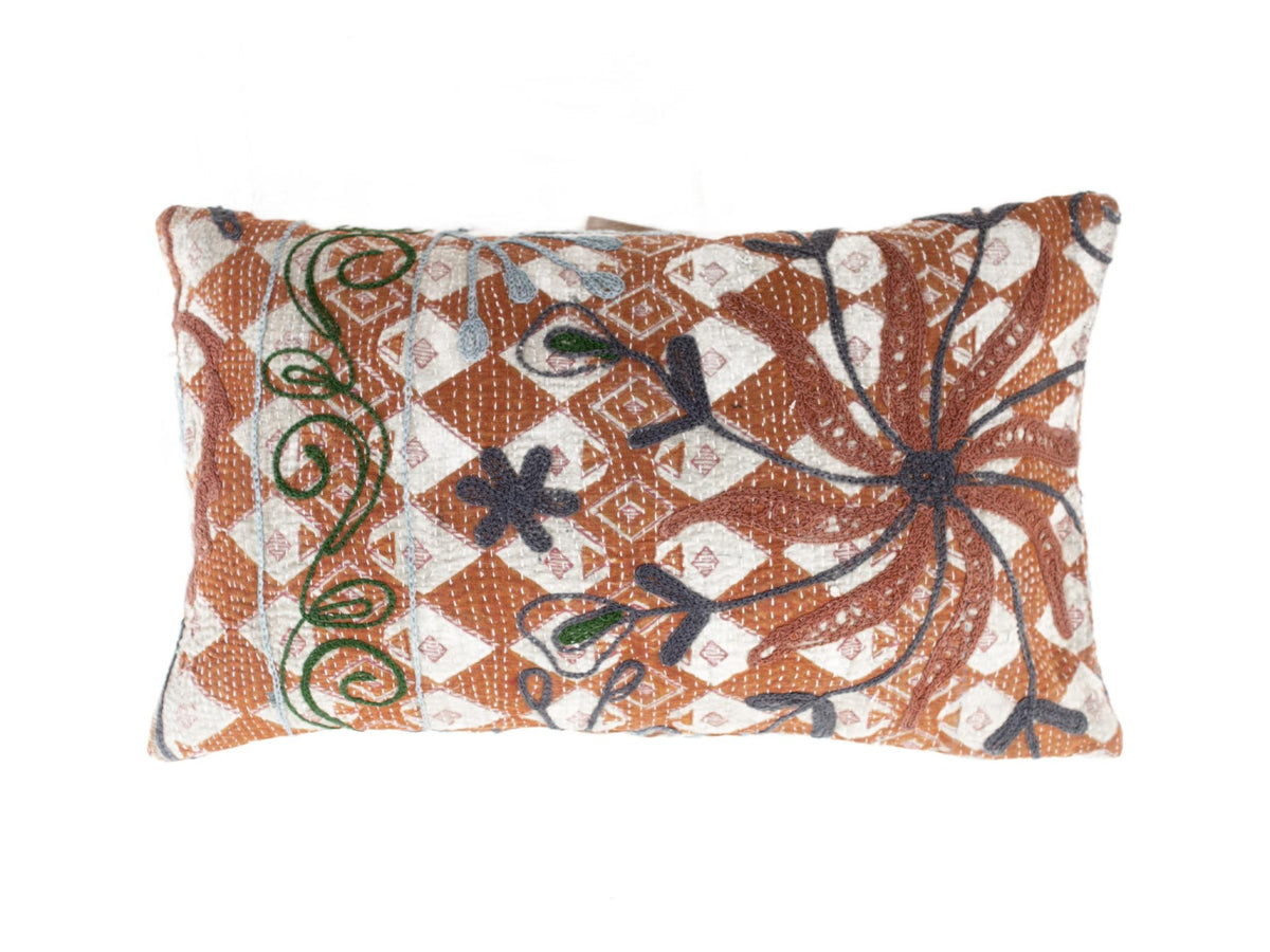 Suzani Kissenbezug 30x50 cm mit einzigartiger orientalischer Boho-Vintage-Stickerei in Terrakotta-Braun, Weiß, Grün und Dunkelblau als Sari-Kissen.