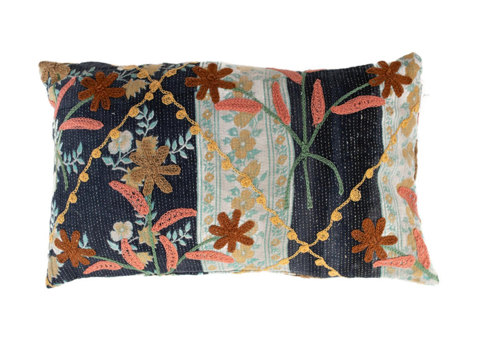 Suzani Kissenbezug 30x50 in dunkelblauem Patchwork mit gestickten Blumen und Ranken in ethnisch-bohemischen Karminrot-, Senf-, Türkis- und Rosttönen